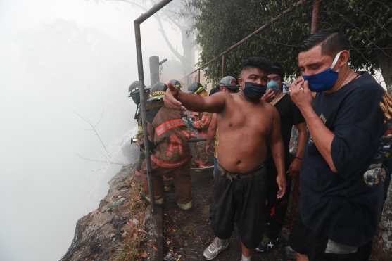 Los vecinos de las viviendas cercanas dijeron que alertaron a las autoridades cuando el humo llegó hasta la colonia Bethania en la zona 7. Foto Prensa Libre: Óscar Rivas
