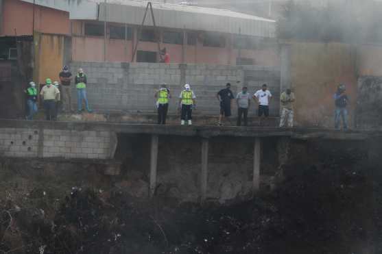 Algunos curiosos llegaron al lugar para observar el incendio y el trabajo de los bomberos. Foto Prensa Libre: Óscar Rivas