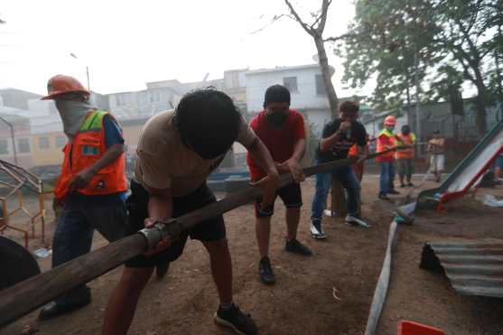 Para sacar las mangueras los vecinos apoyaron de nuevo a los socorristas. Foto Prensa Libre: Óscar Rivas