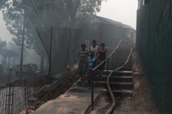 Varios vecinos huían de las columnas de humo que se esparcían por las calles. Foto Prensa Libre: Óscar Rivas