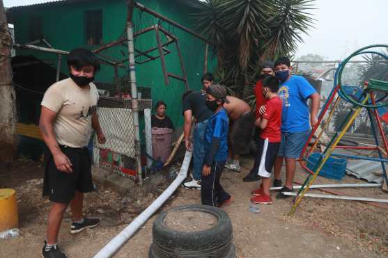 Por último los vecinos recolectaron el agua de las mangueras porque en el lugar no tienen  ese servicio desde hace semanas, indicaron. Foto Prensa Libre: Óscar Rivas