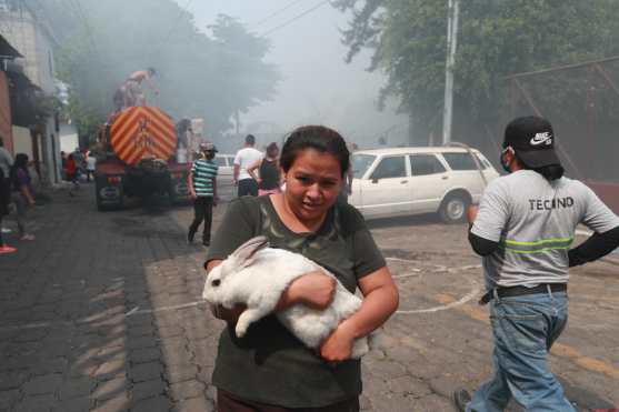 Berta Muñóz corrió para salvar a su coneja Lola del incendio. Foto Prensa Libre: Óscar Rivas
