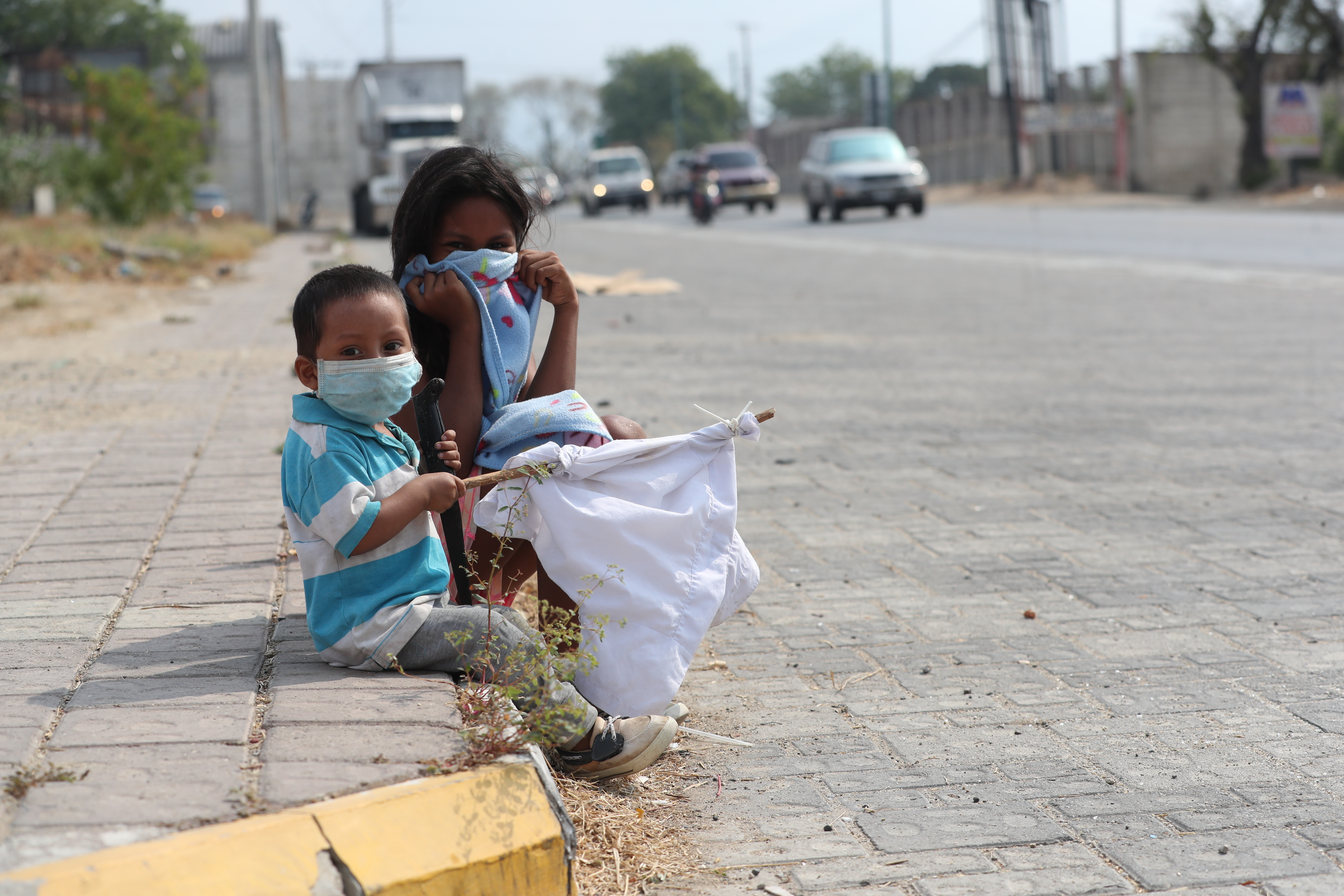 Familias de Chiquimula con banderas blancas piden ayuda con  víveres, ya que muchas personas han perdido sus empleos, por la emergencia del coronavirus.
(Foto Prensa Libre: Érick Ávila)
