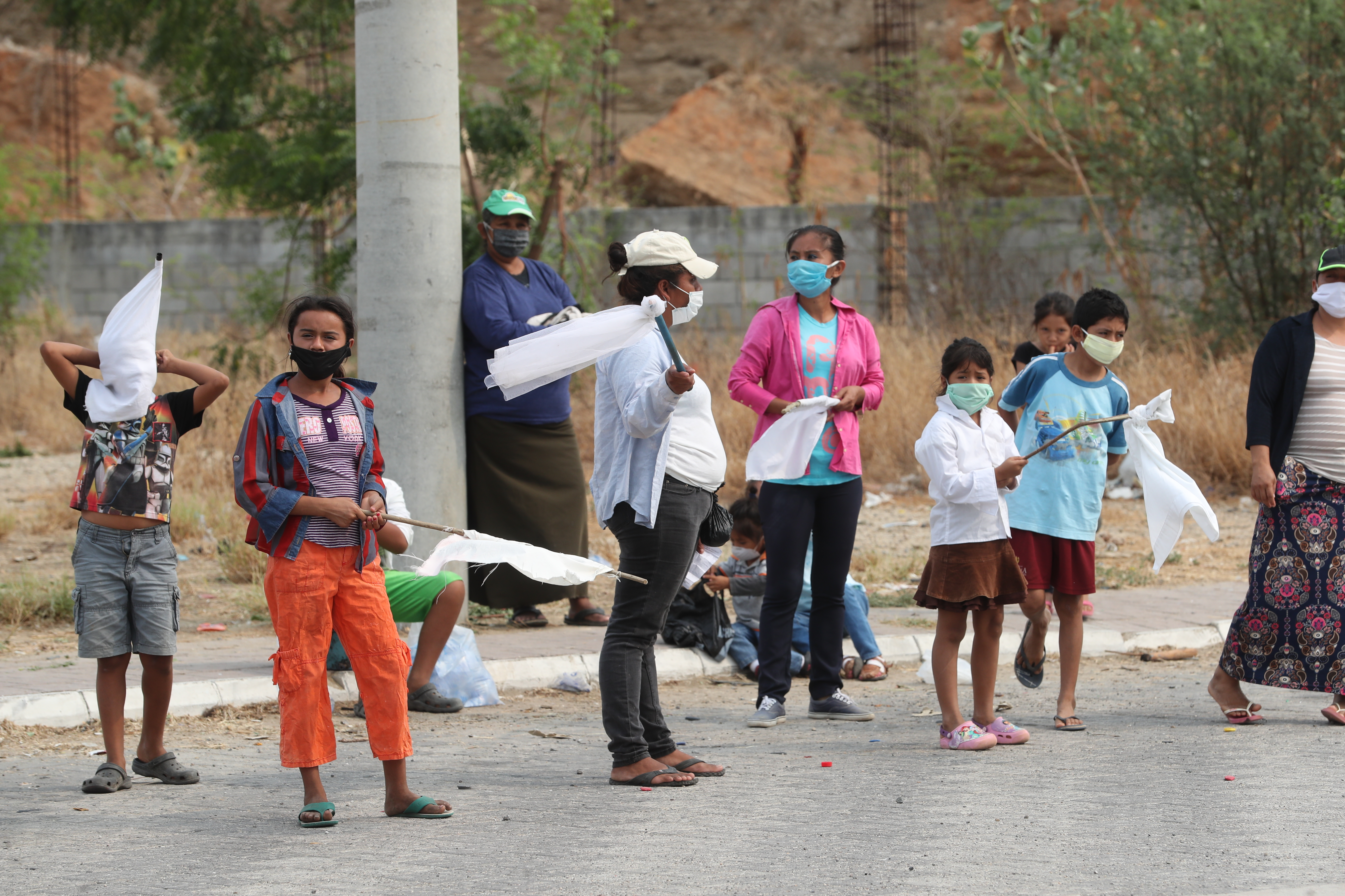 Familias afectadas por la crisis económica causada por el coronavirus han salido a pedir alimentos a las carreteras. (Foto Prensa Libre: Érick Ávila)