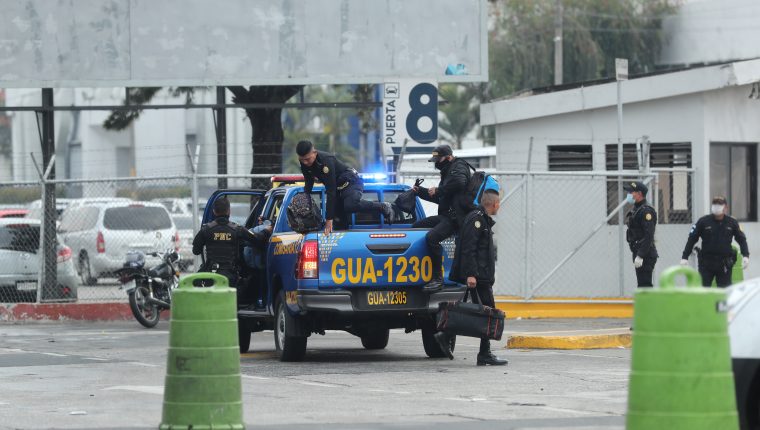 El hospital temporal en el Parque de la Industria es resguardado por policías. (Foto Prensa Libre: Hemeroteca PL)