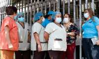 Empleados del Hospital General San Juan de Dios se manifiestan para exigir que se les otorgue  equipo de protección para reducir el riesgo de contagio de coronavirus. (Foto Prensa Libre; Fernando Cabrera)