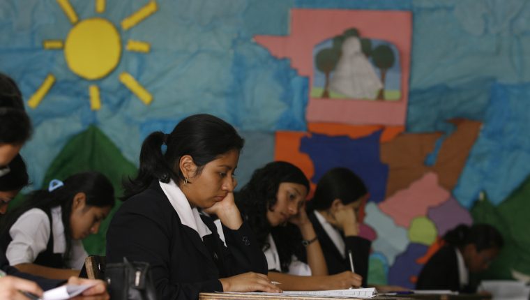 Algunos establecimientos educativos que no cuentan con suficientes recursos para dar clases en lÃ­nea. (Foto Prensa Libre: Hemeroteca)