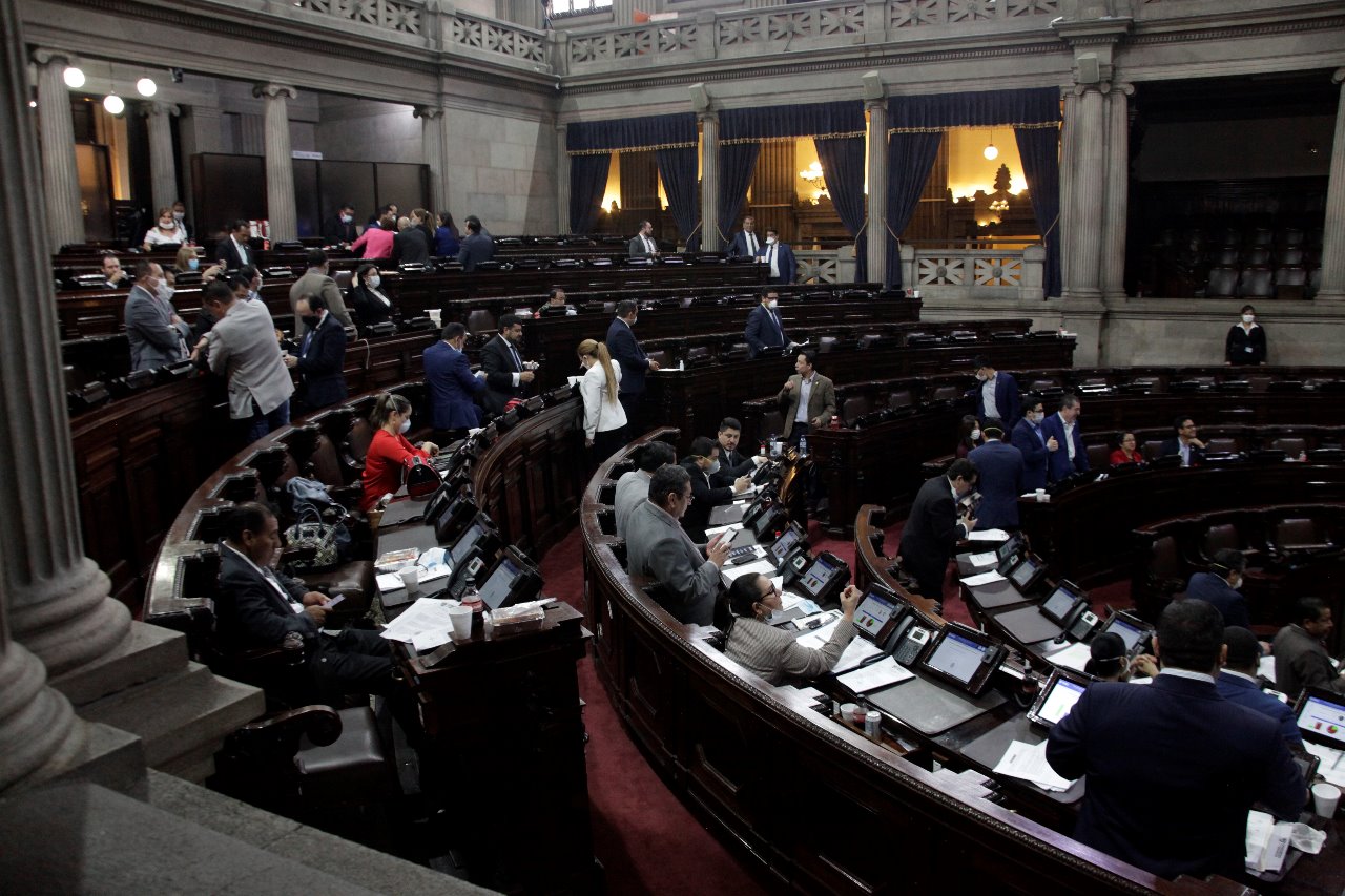 Diputados aprobaron este Domingo de Ramos la ampliación presupuestaria por Q5 mil millones. (Foto Prensa Libre: Noé Medina)