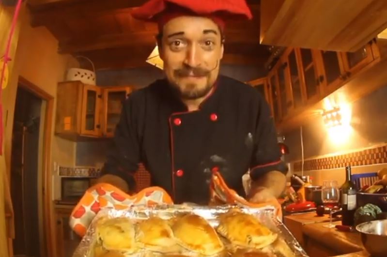 Francisco Toralla en su personaje de Panchorizo prepara deliciosas recetas. (Foto Prensa Libre: Tomada de Instagram). 