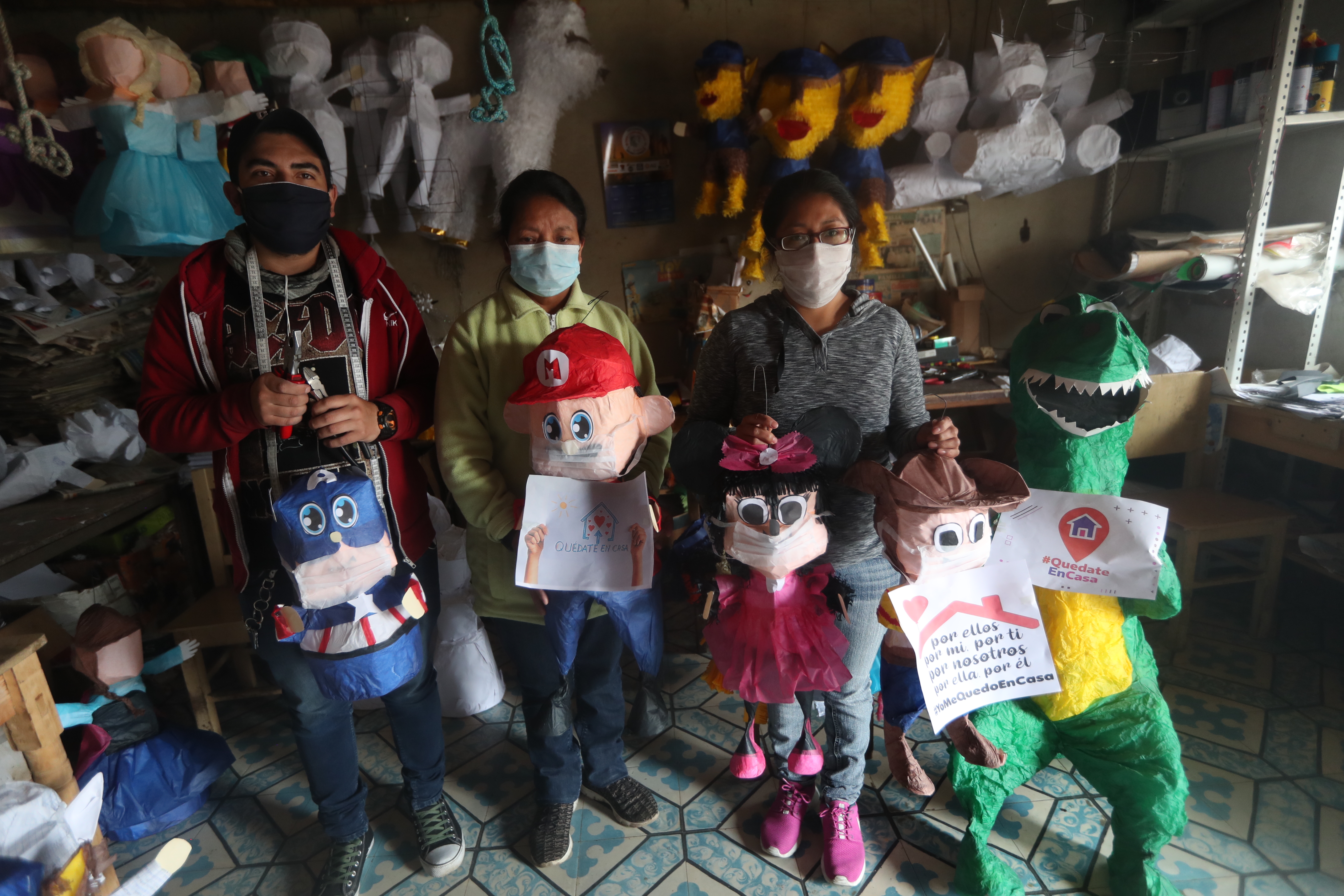 Los fabricantes y vendedores de piñatas crearon nuevos diseños y entregan el producto a domicilio. (Foto Prensa Libre: María Longo)