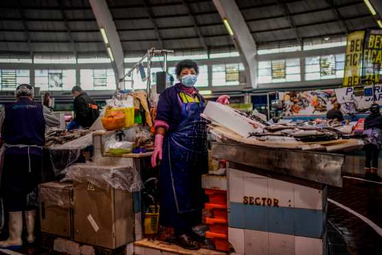  La portuguesa Emilia Lomba, de 64 años, pescadería, posa en el mercado del Benfica en Lisboa, el 23 de abril de 2020 durante la pandemia de coronavirus COVID-19. Foto Prensa Libre: AFP