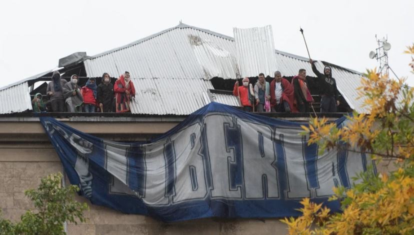 Presos rompen los techos del penal de Villa Devoto, para presionar que se les otorgue arresto domiciliario. (Foto: A. Escandar)