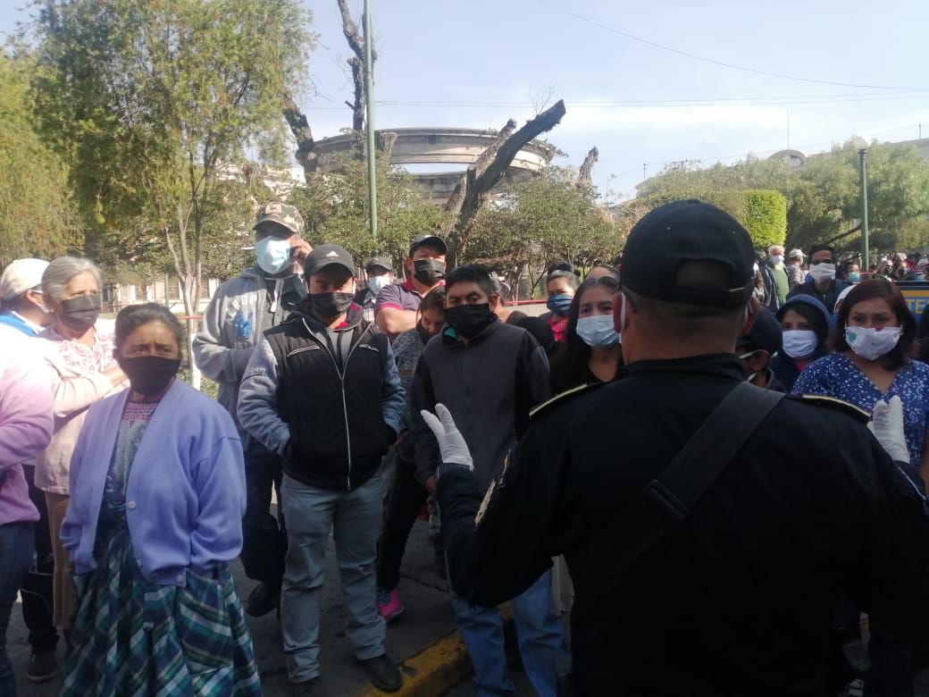 Un grupo de vendedores informales de Quetzaltenango pide la ayuda que ofreció el presidente Alejandro Giammattei. (Foto Prensa Libre: María Longo) 
