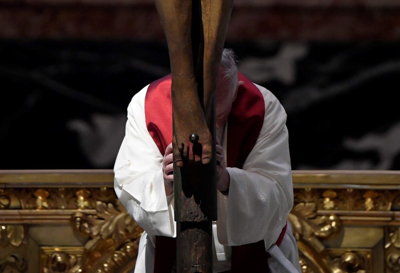 El Papa ora frente al crucifijo de San Marcelo, en una basílica casi vacía. (Foto Prensa Libre: Agencias) 