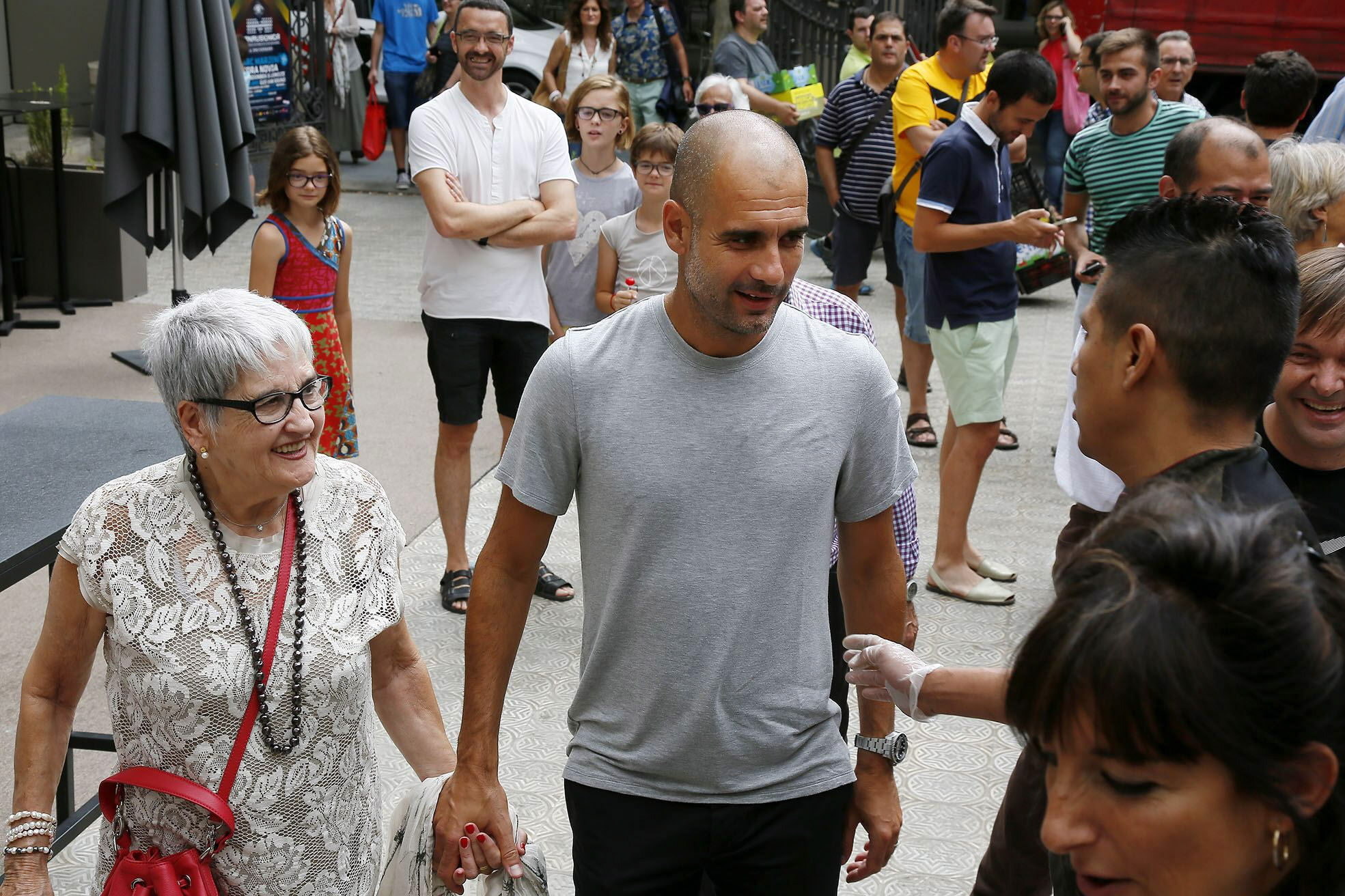 Pep Guardiola junto a su madre Dolores Sala, en Barcelona, España, en junio de 2015. (Foto Prensa Libre: EFE)