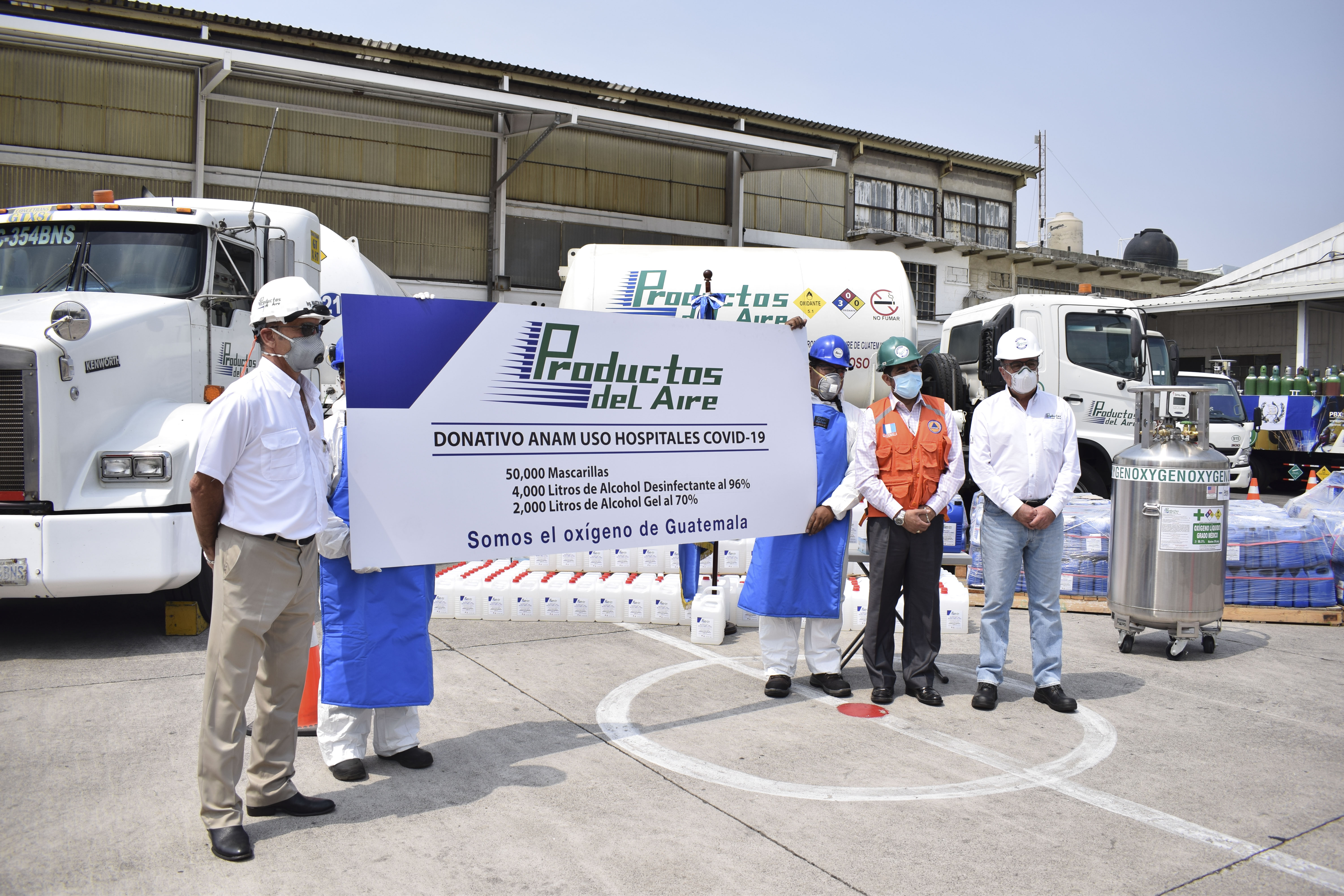 Directivos de Productos del Aire realizaron la entrega del donativo a la ANAM. (Foto Prensa Libre: cortesía Productos del Aire)