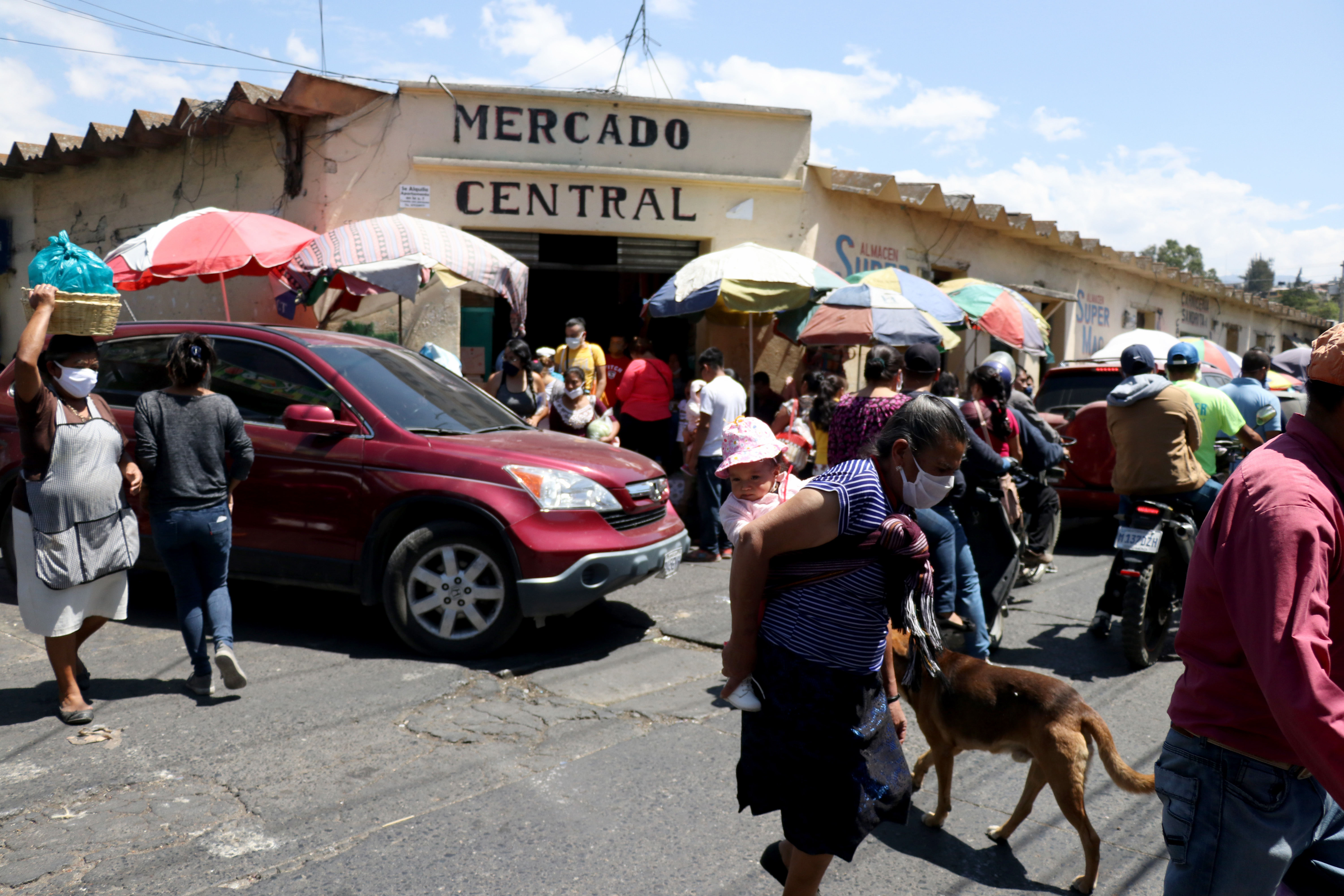 Decenas de huehuetecos se aglomeran en el ingreso mercado central y sus alrededores para adquirir artículos de primera necesidad.  (Foto Prensa Libre: Mike Castillo)
