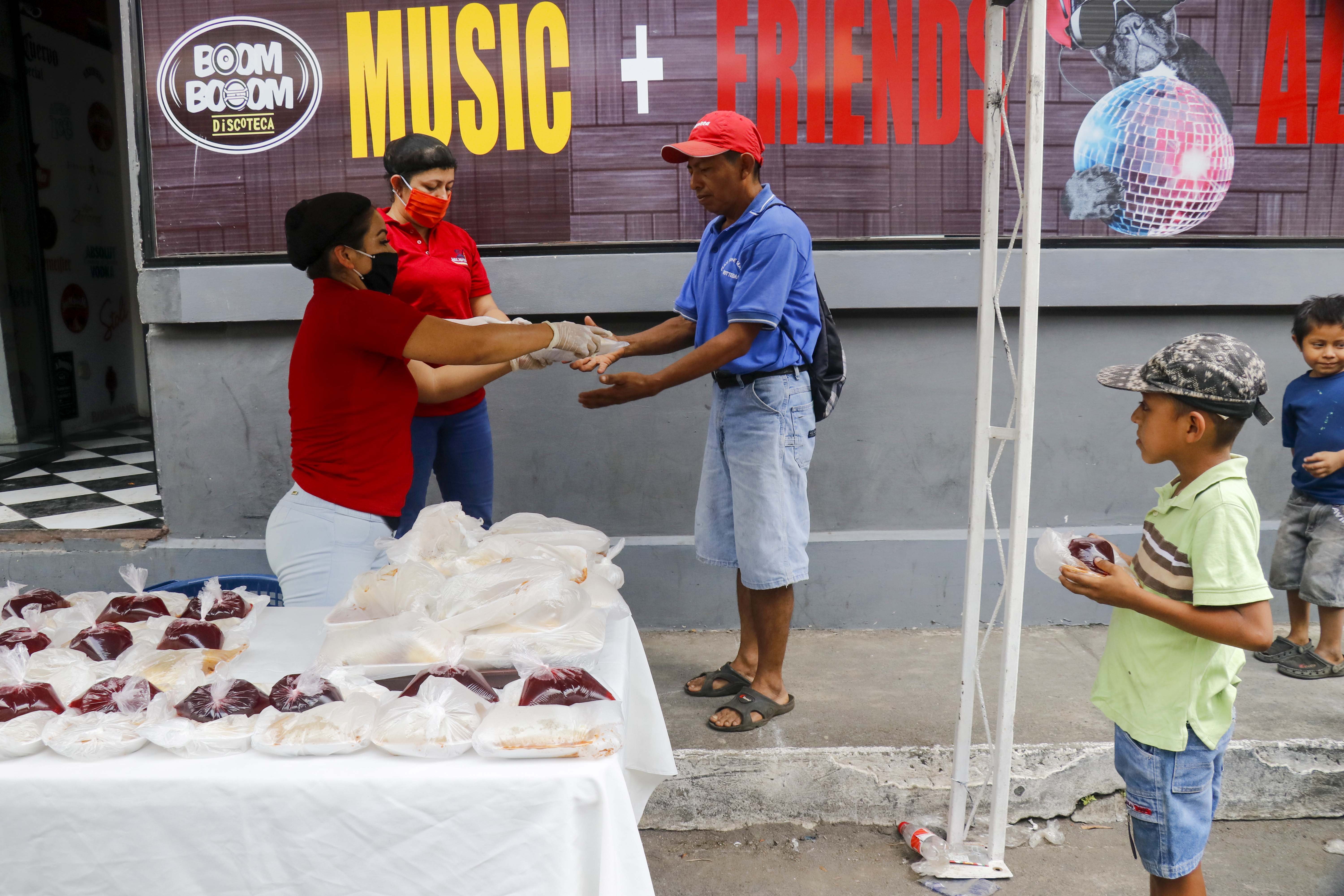 Unas 300 personas son beneficiadas con un plato de comida durante los tres tiempos de comida en Retalhuleu. (Foto Prensa Libre: Rolando Miranda)