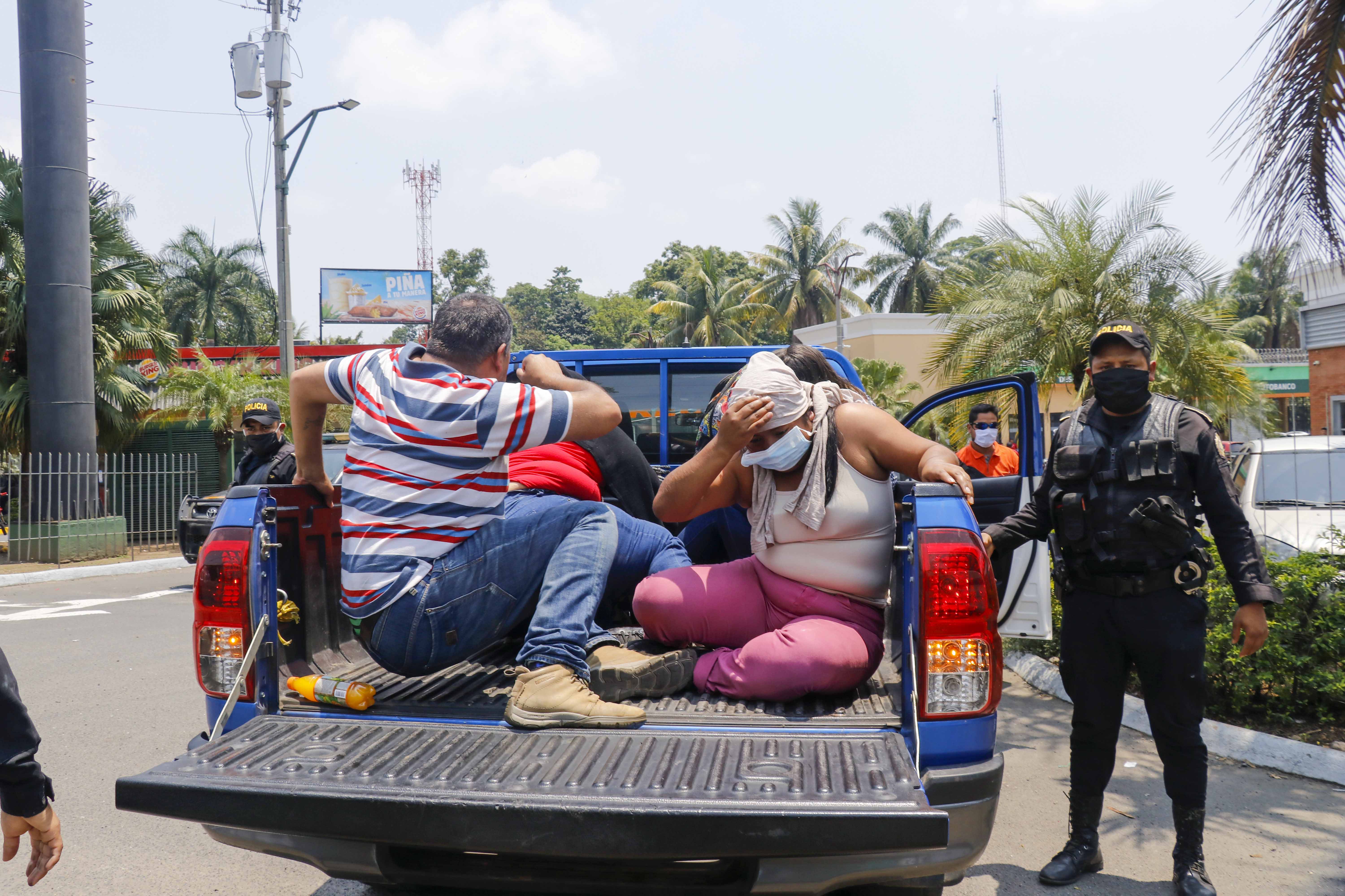 Un numeroso grupo de migrantes guatemaltecos que venían deportados  de México escapó. (Foto Prensa Libre: Rolando Miranda)