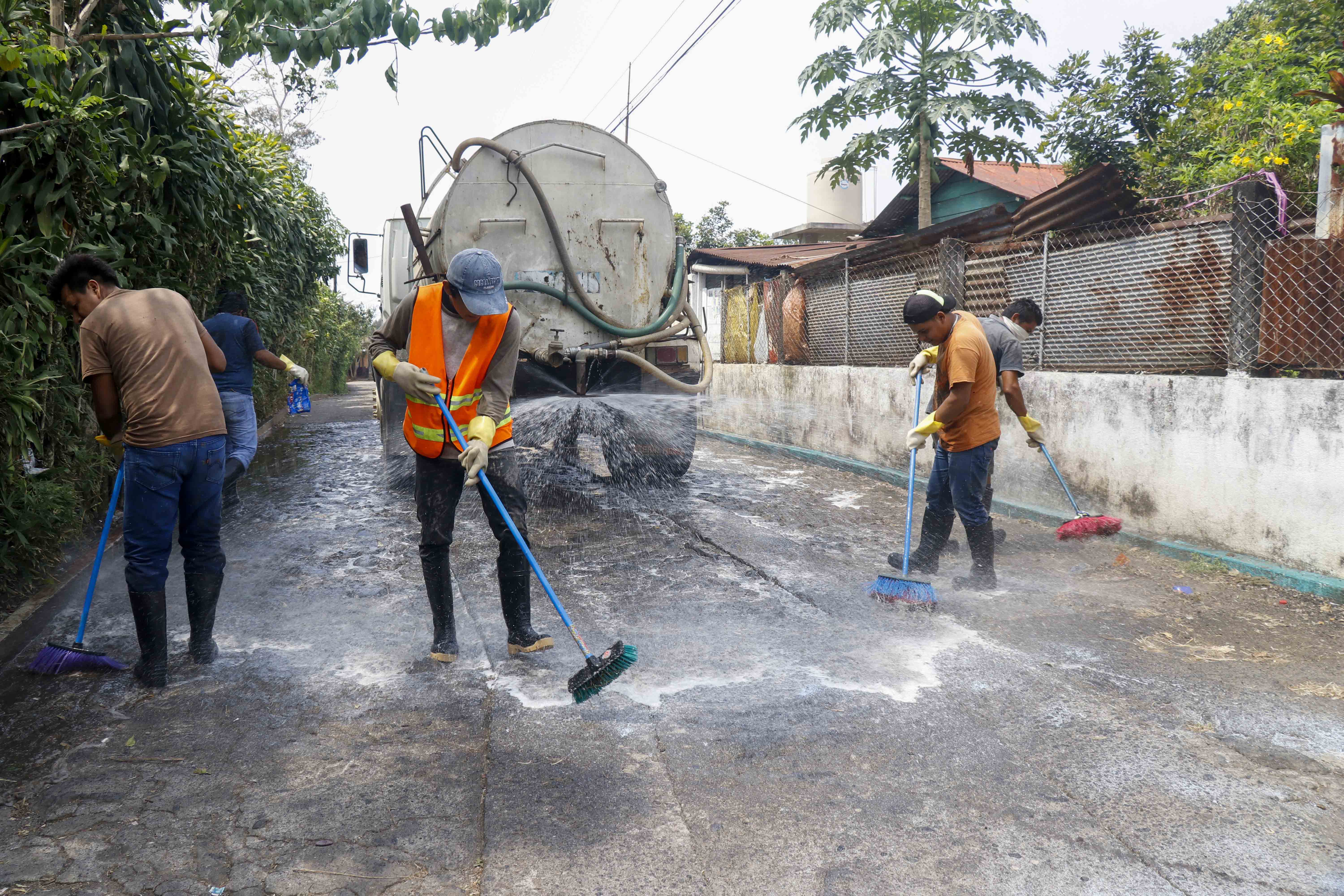 En San Sebastián, Retalhuleu, trabajadores de la municipalidad lavan con jabón y cloro las calles principales de las comunidades para prevenir contagio de convid 19. (Foto Prensa Libre: Rolando Miranda)