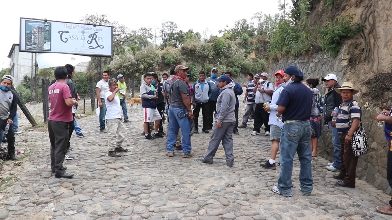 Pobladores de Chupol, Chichicastenango, Quiché, cierran el acceso a su comunidad por temor al contagio del coronavirus. (Foto Prensa Libre: Héctor Cordero)