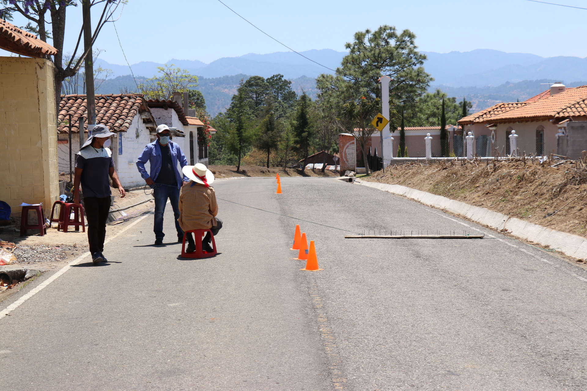 Un grupo de vecinos de la comunidad La Estancia, Santa Cruz del Quiché mantienen desde esta semana controles de ingresos de personas y vehículos por el covid-19. (Foto Prensa Libre: Héctor Cordero) 