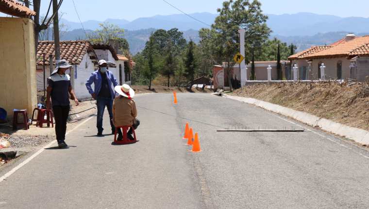 Un grupo de vecinos de la comunidad La Estancia, Santa Cruz del Quiché mantienen desde esta semana controles de ingresos de personas y vehículos por el covid-19. (Foto Prensa Libre: Héctor Cordero) 