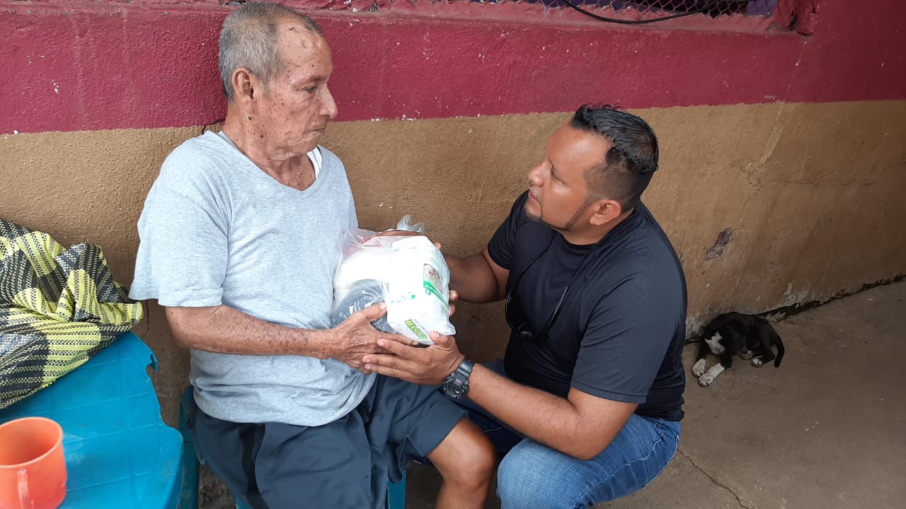 La Familia Calderón López lleva esperanza a 50 familias de escasos recursos en aldea Biloma, Retalhuleu. (Foto Prensa Libre: Rolando Miranda)
