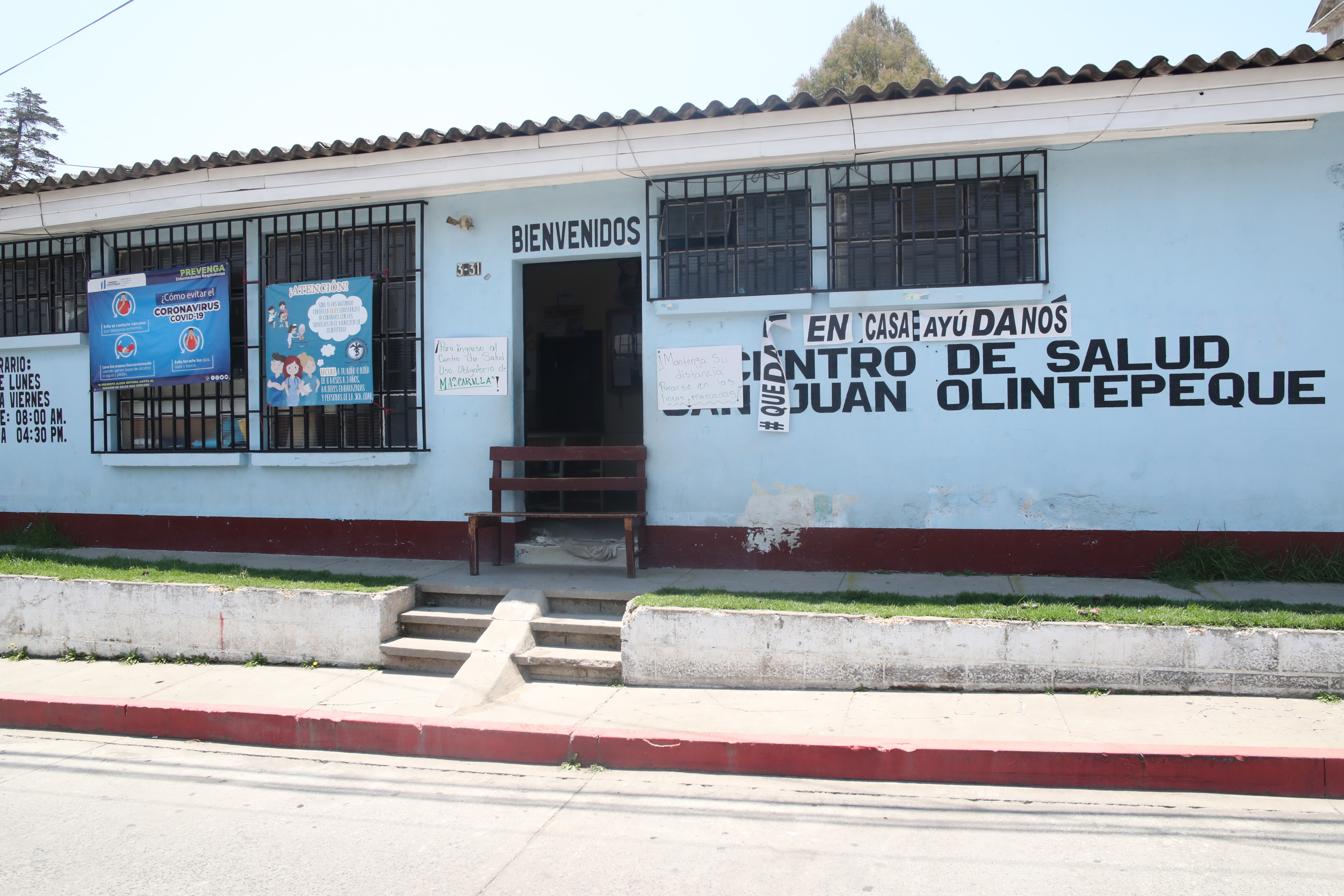 Personal del Centro de Salud de Olintepeque ayudó para el traslado del paciente a Guatemala. (Foto Prensa Libre: María Longo) 