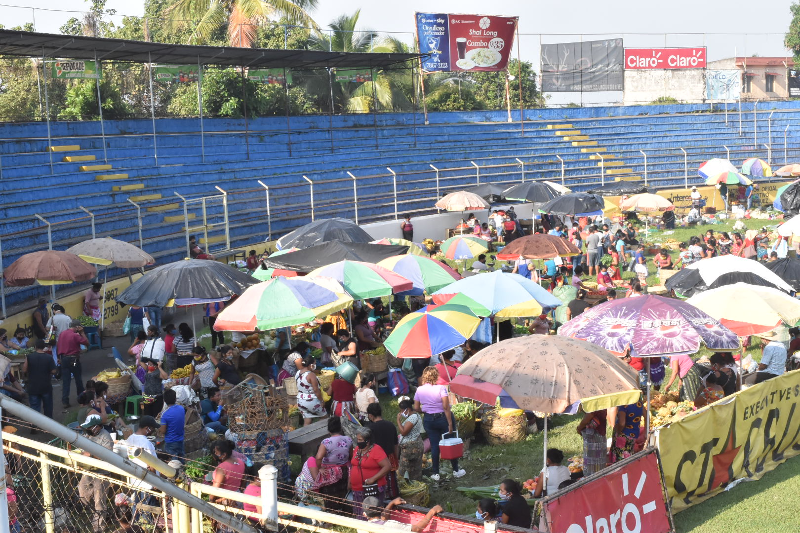 Vendedores ambulantes de Mazatenango fueron reubicados en el estadio municipal Carlos Salazar hijo; la medida busca prevenir posibles contagios de covid-19. (Foto Prensa Libre: Marvin Túnchez)