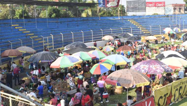 Vendedores ambulantes de Mazatenango fueron reubicados en el estadio municipal Carlos Salazar hijo; la medida busca prevenir posibles contagios de covid-19. (Foto Prensa Libre: Marvin Túnchez)
