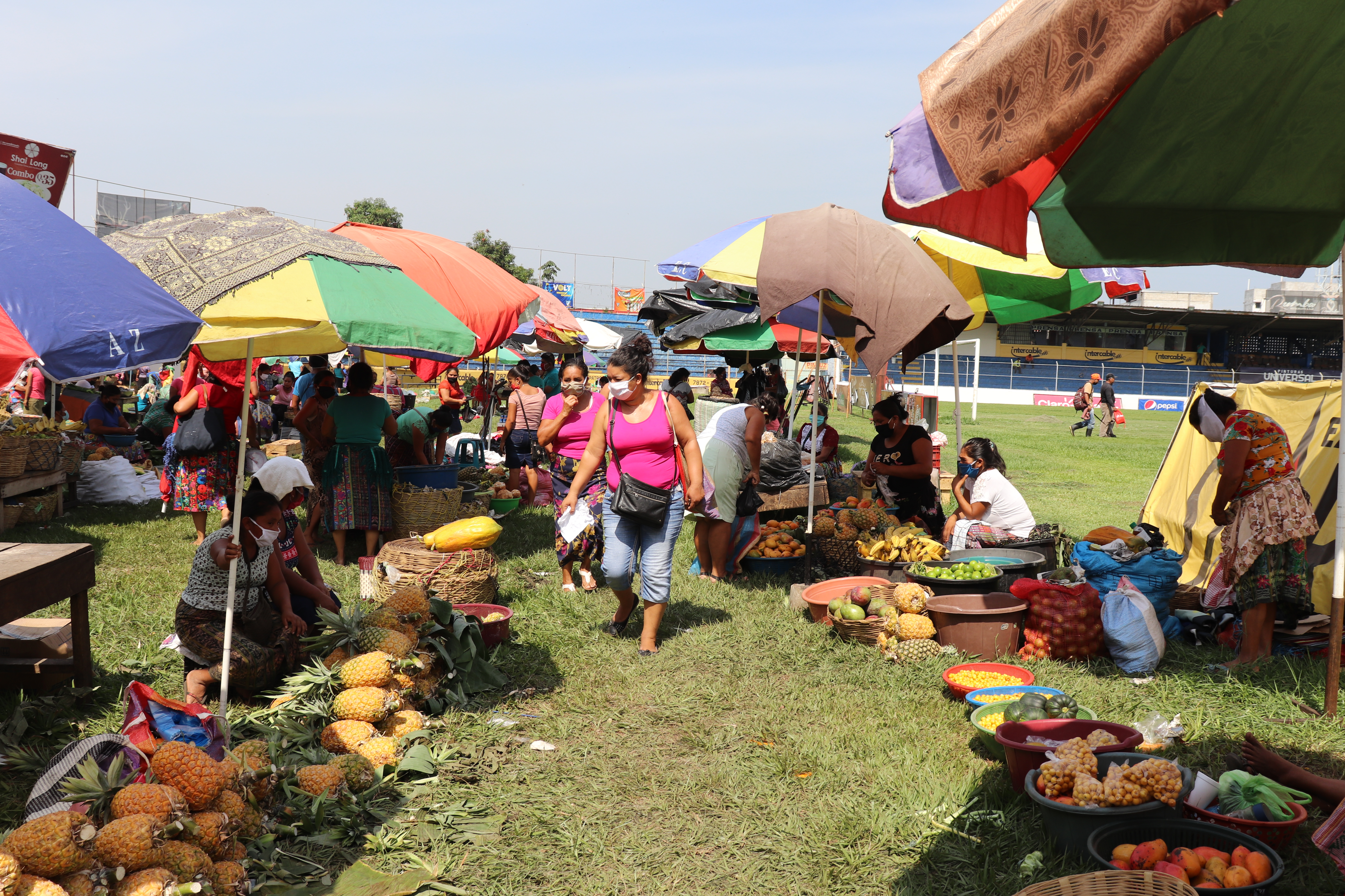 El bono para vendedores de la economía informal ha creado conflicto con las autoridades ediles. (Foto Prensa Libre: Hemeroteca PL)