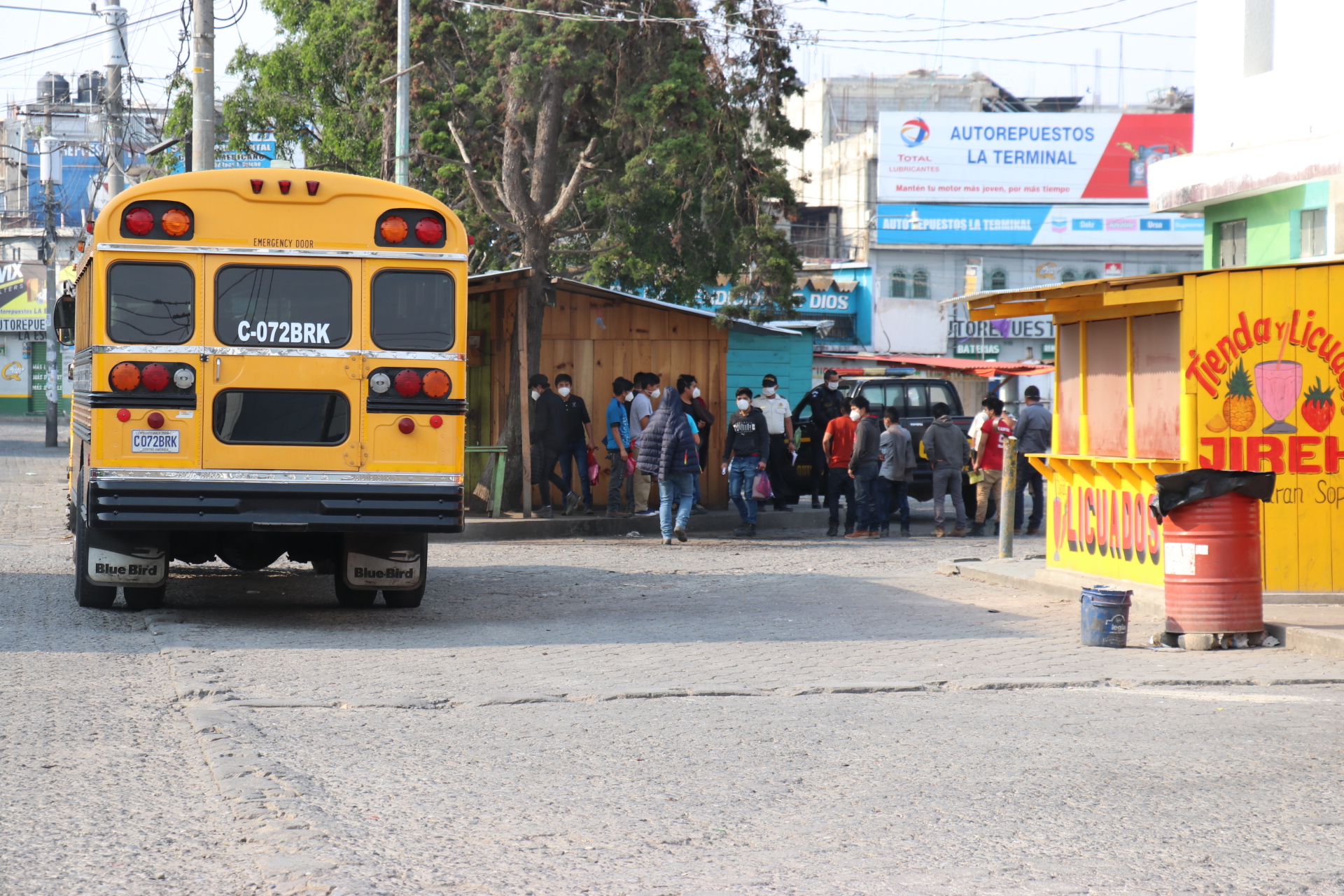 A la terminal de buses de Quiché llegaron dos autobuses con migrantes quienes luego de la evaluación médica fueron llevado su comunidad.  (Foto Prensa Libre: Héctor Cordero)