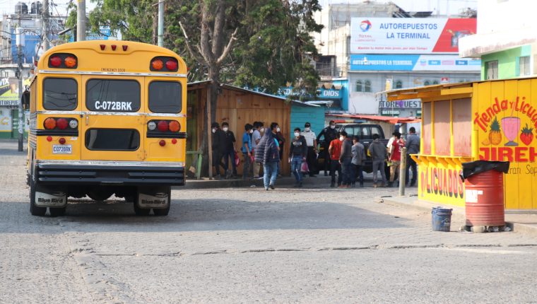 A la terminal de buses de Quiché llegaron dos autobuses con migrantes quienes luego de la evaluación médica fueron llevado su comunidad. (Foto Prensa Libre: Héctor Cordero)