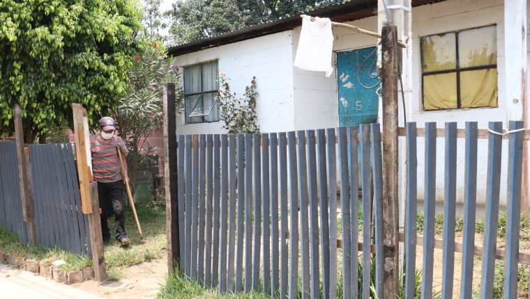 Varias familias de la colonia La Bendición de Dios, San Miguel Morazán, El Tejar, Chimaltenango, colocaron banderas blancas para pedir ayuda. (Foto Prensa Libre: Víctor Chamalé)