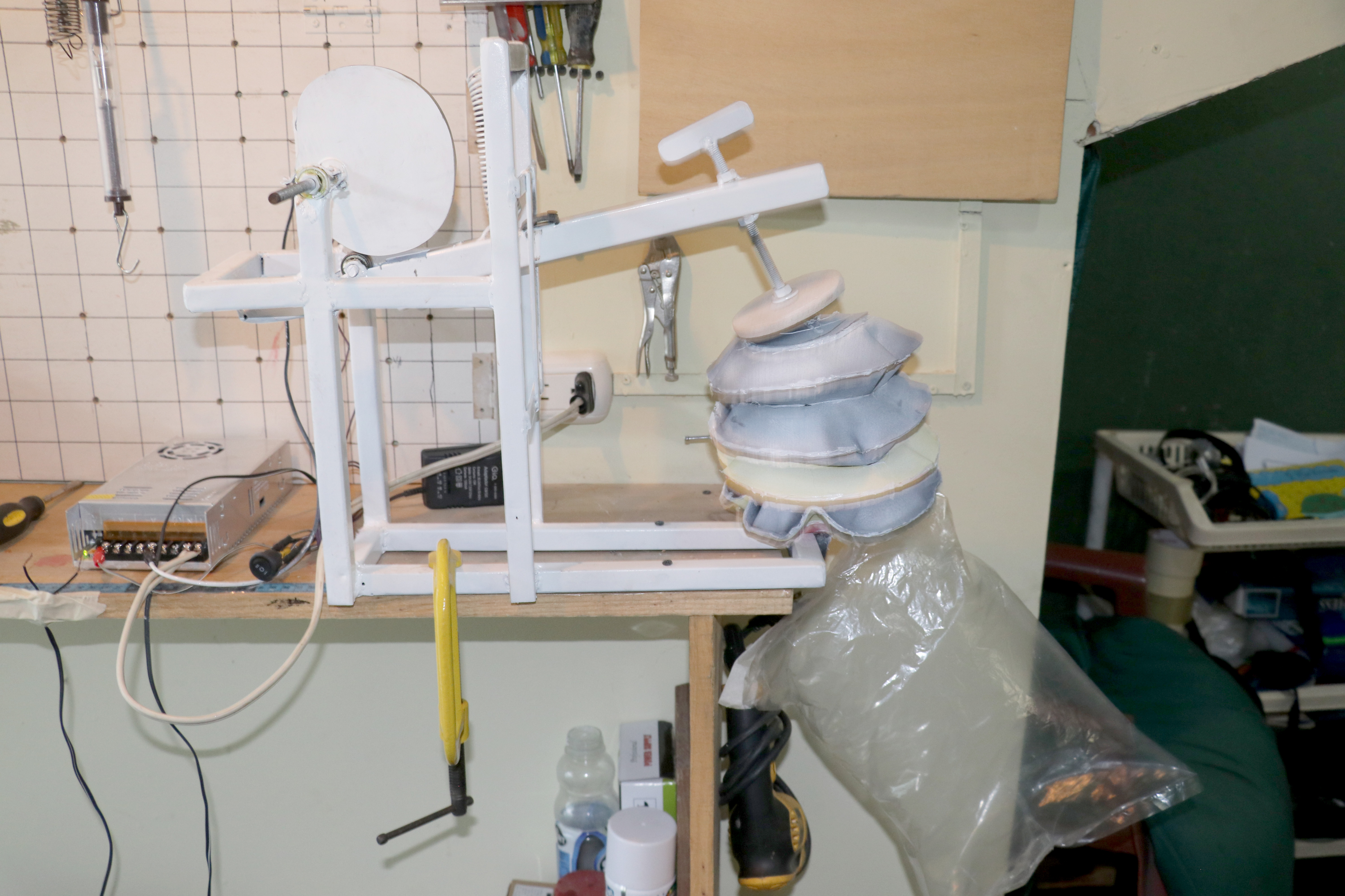 Dany Herrera un profesor de matemática de Huehuetenango diseña este respirador mecánico para apoyar a los pacientes que padecen Coronavirus en el país. (Foto Prensa Libre: Mike Castillo)