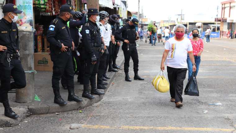 Agentes de la Policía Nacional Civil resguardan el área donde poco antes ocurrió una trifulca entre vendedores informales y policías municipales de Mazatenango. (Foto Prensa Libre: Marvin Túnchez)