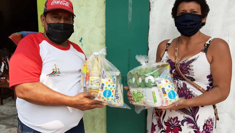  Mary Reyes entregó alimentos a 30 familias que ya no tenían qué comer en el barrio Monterrey de la zona 4 de Retalhuleu. (Foto Prensa Libre: Rolando Miranda)