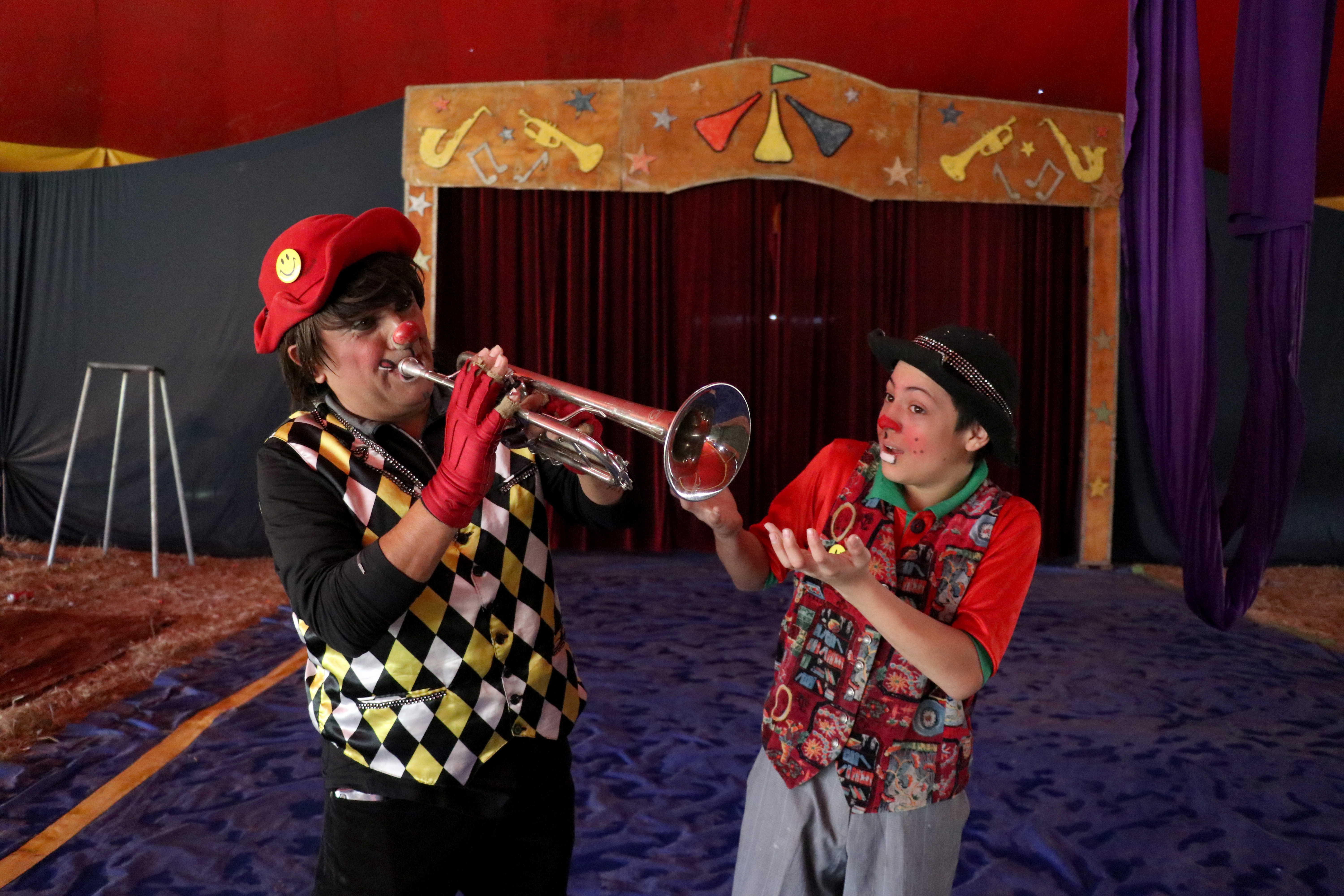 Los payasos Peluzín y Charly, padre he hijo, no pierden la esperanza de encontrar quien les ayude para sobrellevar la mergenica del covid-19, que no los tiene trabajar desde hace mes y medio. (Foto Prensa Libre: Mike Castillo)