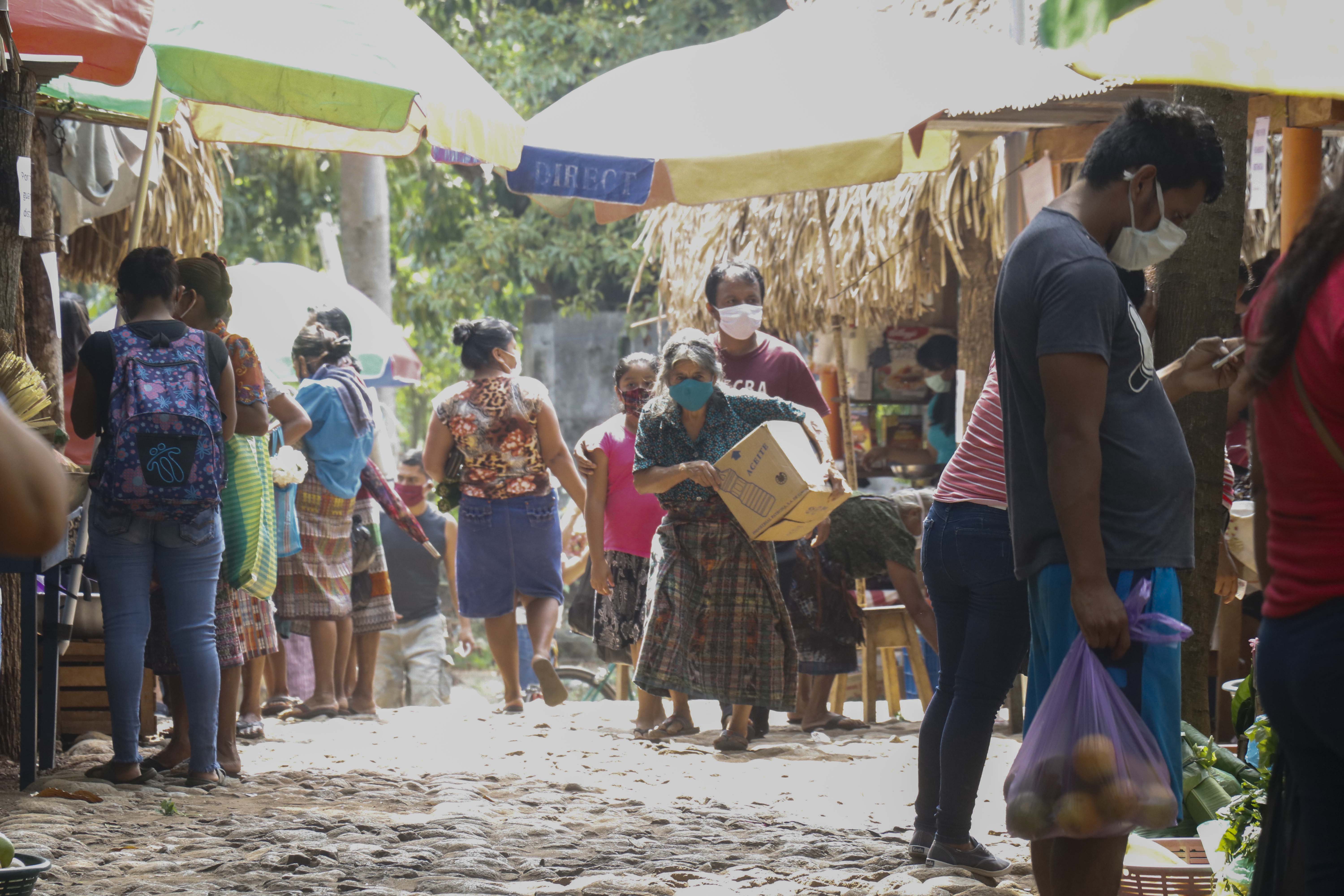 En el mercado de aldea El Xab, El Asintal, Retalhuleu, se observa aglomeración de personas. (Foto Prensa Libre: Rolando Miranda)