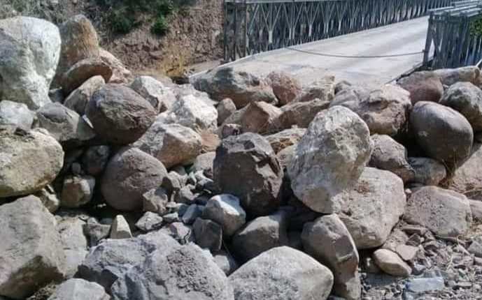 El puente Chi´Pérez que comunica Joyabaj con Chimaltenango fue bloqueado totalmente con piedras por temor a contagios de coronavirus. (Foto Prensa Libre: Héctor Cordero)