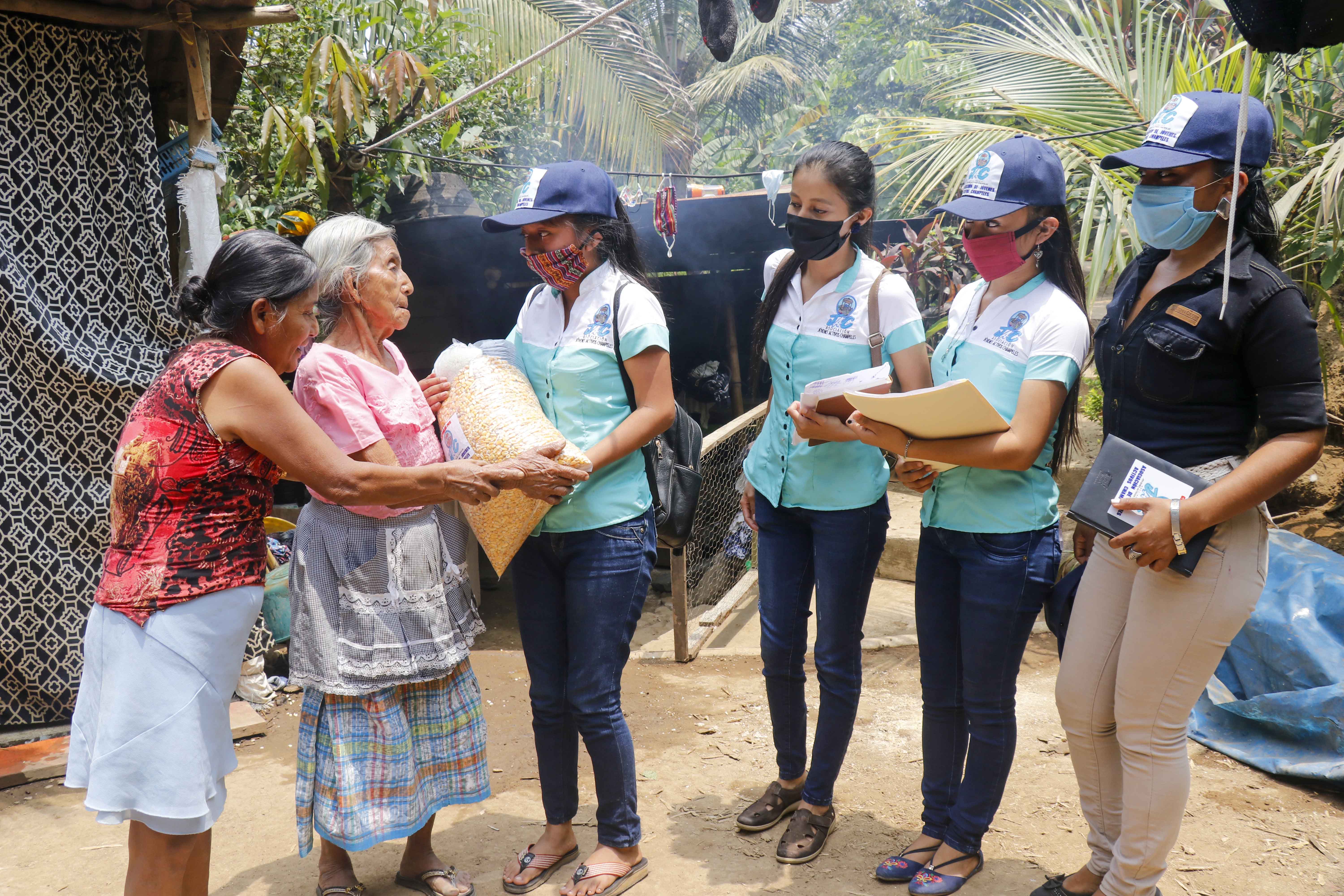La asociación de jóvenes ayudará por tres meses a 100 familias de San Felipe, Retalhuleu. (Foto Prensa Libre: Rolando Miranda)
