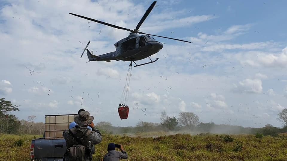 Un helicóptero de la Fuerza Aérea de Honduras efectúa tareas de combate contra incendios forestales en Petén. 