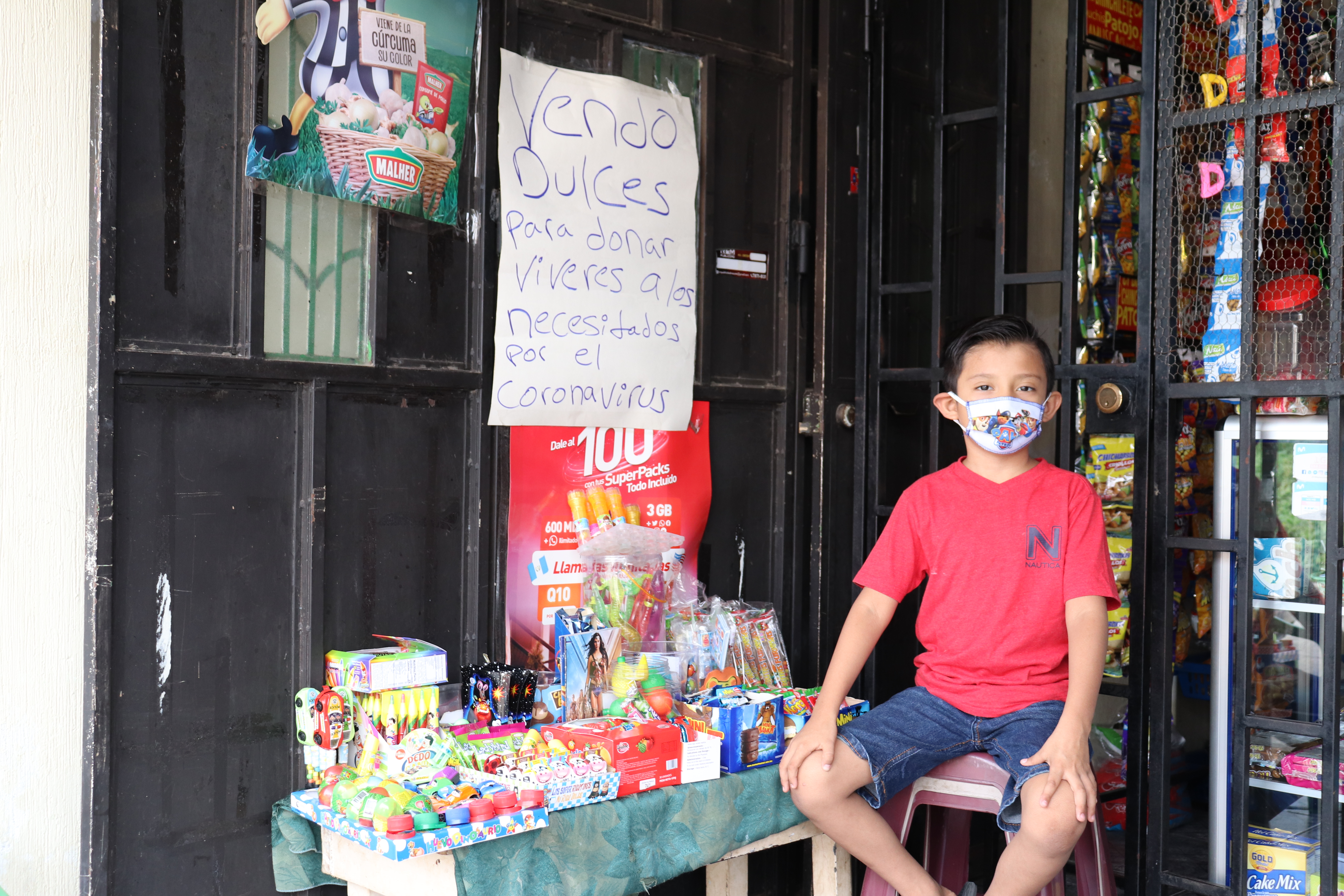 Noé Linares decidió vender sus juguetes para comprar víveres y ayudar a familias afectada por la crisis causada por el covid-19. (Foto Prensa Libre: Marvin Túnchez) 