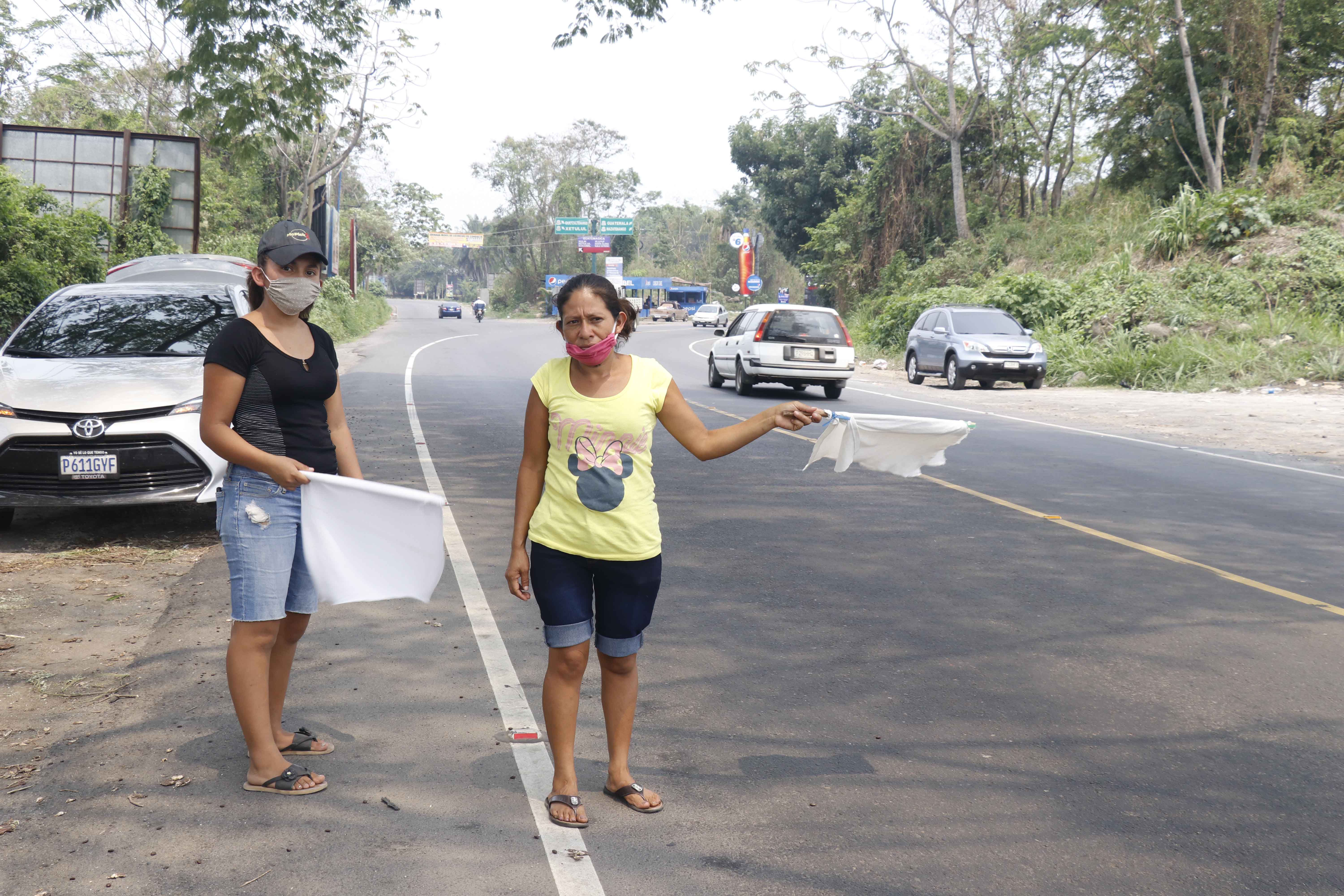 Las escenas de personas con banderas blancas pidiendo ayuda en las calles aumenta cada día. Miles de familias han sido afectada por la crisis económica a causa del coronavirus. (Foto Prensa Libre: Hemeroteca) 