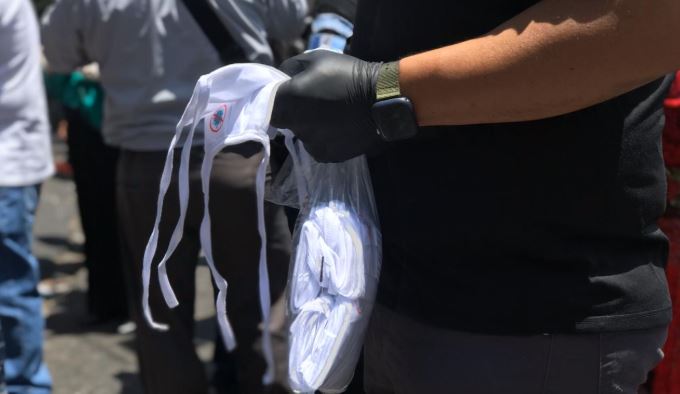 Autoridades de Gobernación repartieron mascarillas en mercados de la capital para prevenir el coronavirus. (Foto Prensa Libre: Miriam Figueroa). 