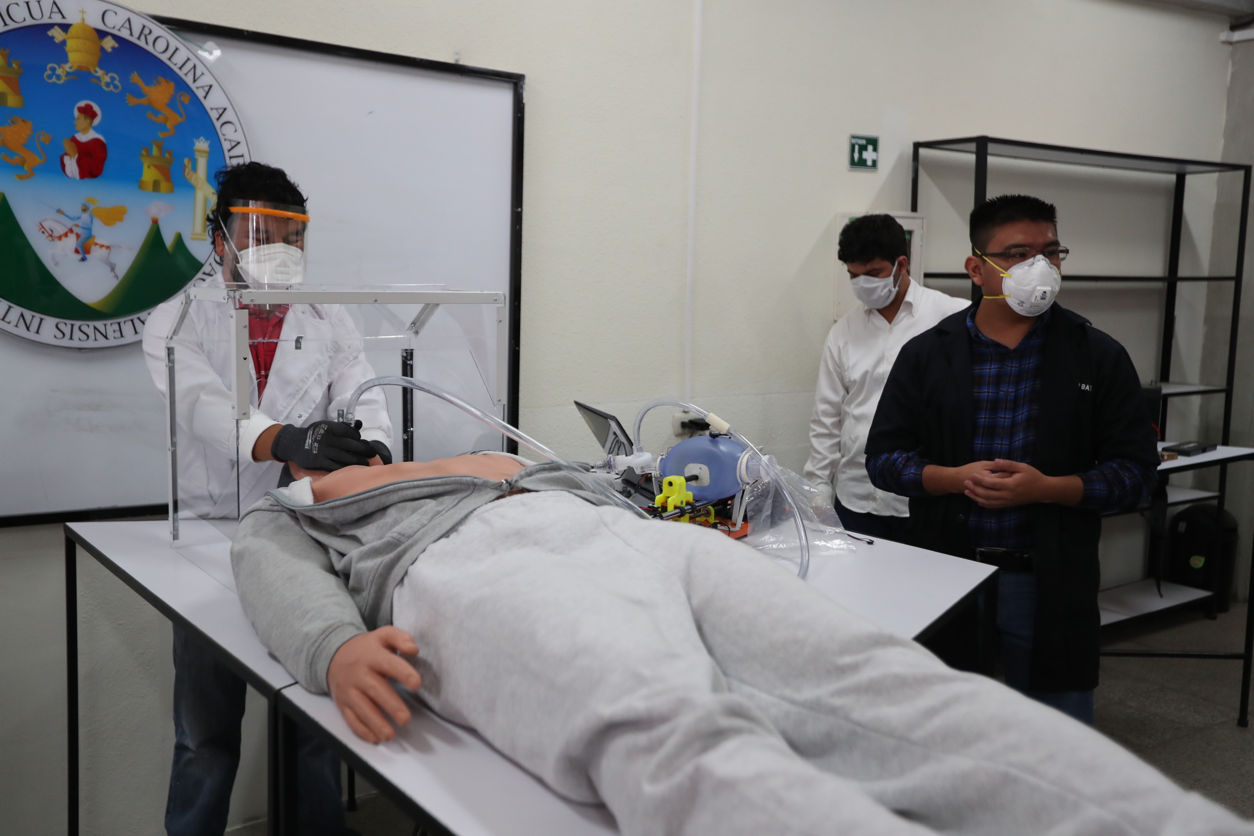 El propósito del grupo de estudiantes y docentes es contar con un respirador mecánico de bajo costo para los departamentos de Guatemala. (Foto Prensa Libre: María Longo) 