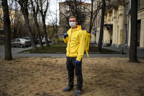 Artem Simonov, de 20 años, empleado de un sistema de entrega de alimentos, posa para una foto en Moscú el 22 de abril de 2020 durante la pandemia de coronavirus COVID-19. Foto Prensa Libre: AFP