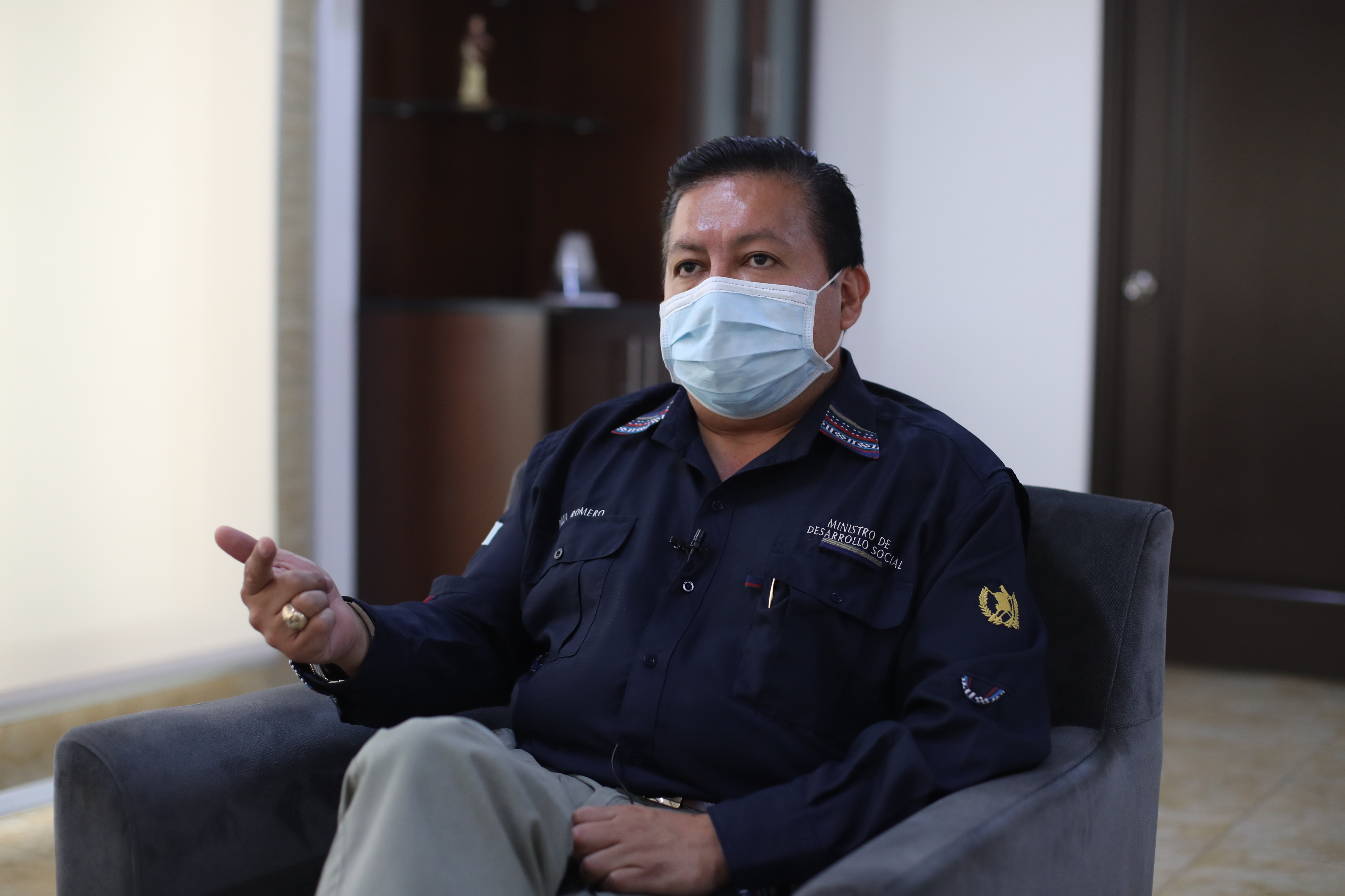 El ministro de Desarrollo Social,  Raúl Romero explicó sobre los programas de atención del gobierno a las personas afectadas por el coronavirus en el país. (Foto Prensa Libre: Óscar Rivas)