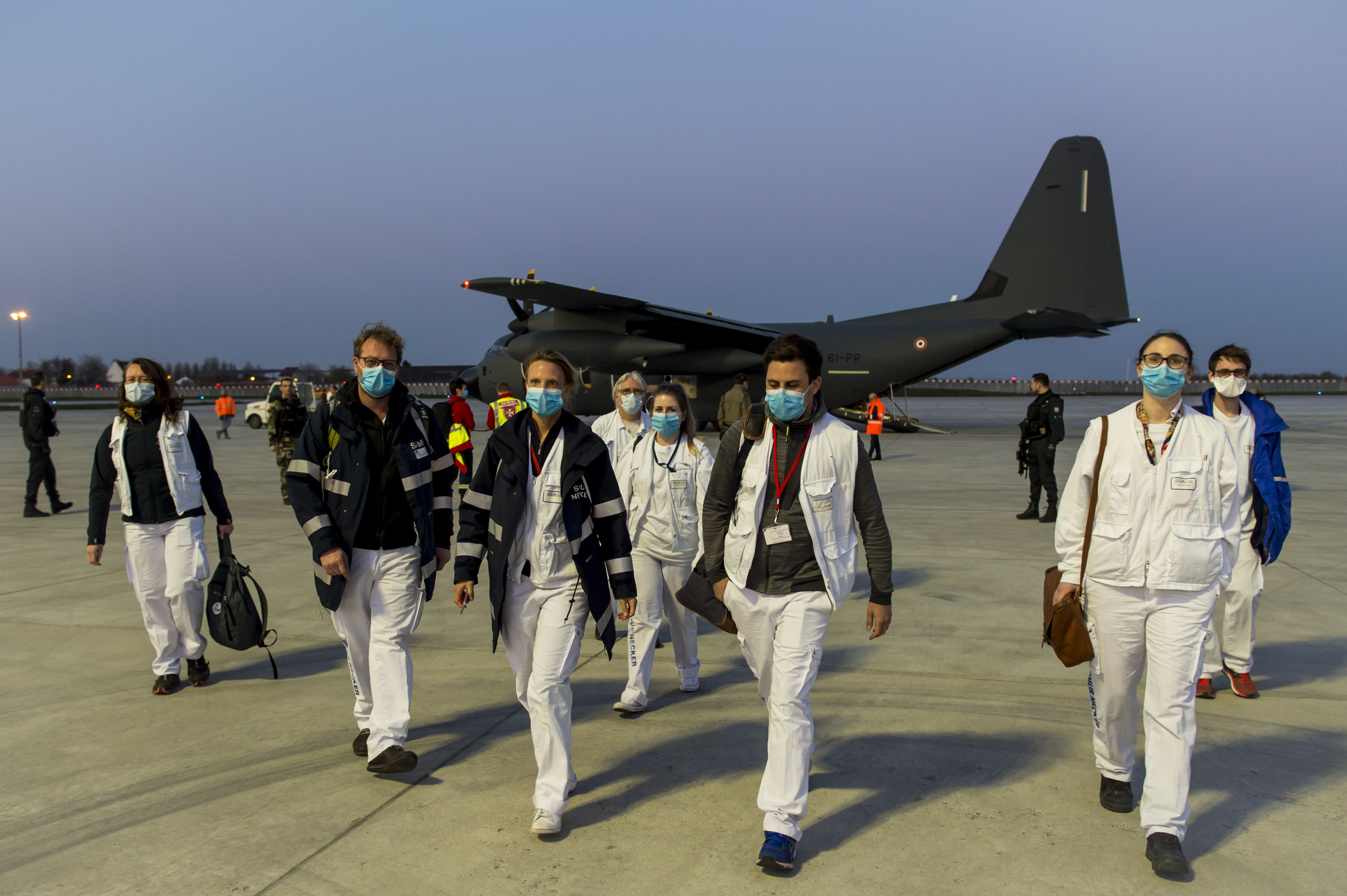 Equipo de médicos llegan a París, Francia, para atender la emergencia del covid-19. (Foto Prensa Libre: EFE)